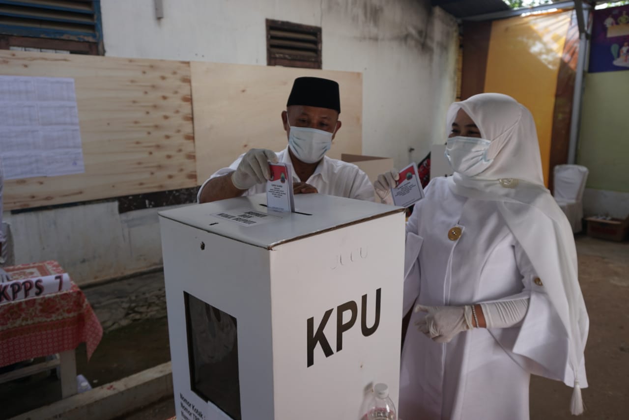 Pilkada Serentak 2020, Nanang dan Istri Nyoblos di TPS 001 Desa Way Galih