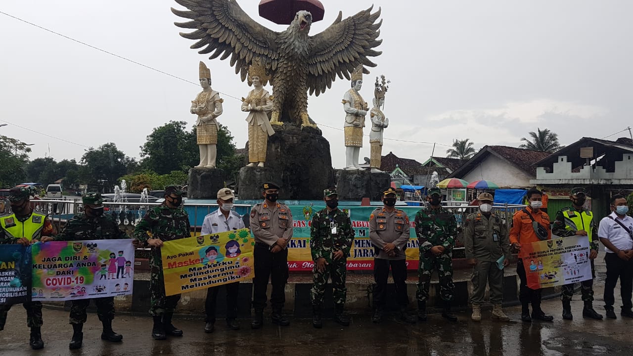 Danrem 043/Gatam Tinjau Pelaksanaan Operasi Yustisi Protkes Covid 19 di Pesawaran oleh Personil Kodim 0421/Lamsel