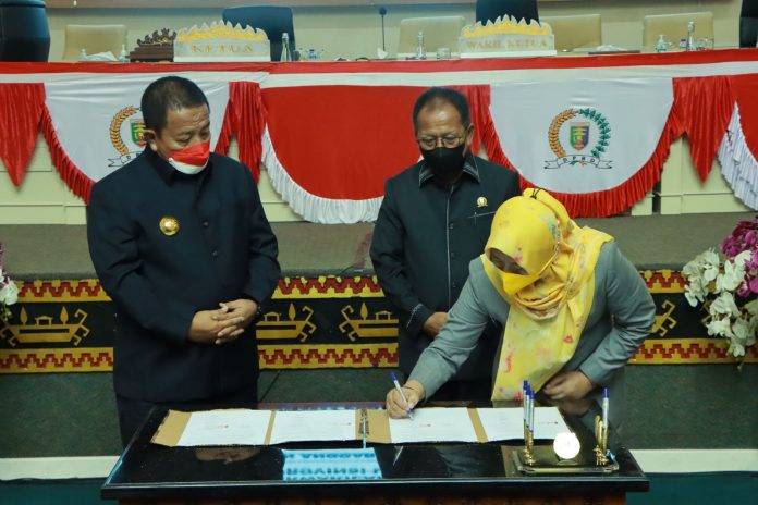 Ketua DPRD Provinsi Lampung, Mingrum Gumay Pimpin Rapat Paripurna Tandatangani Nota Kesepakatan Perubahan KUA-PPAS Tahun Anggaran 2022 Provinsi Lampung