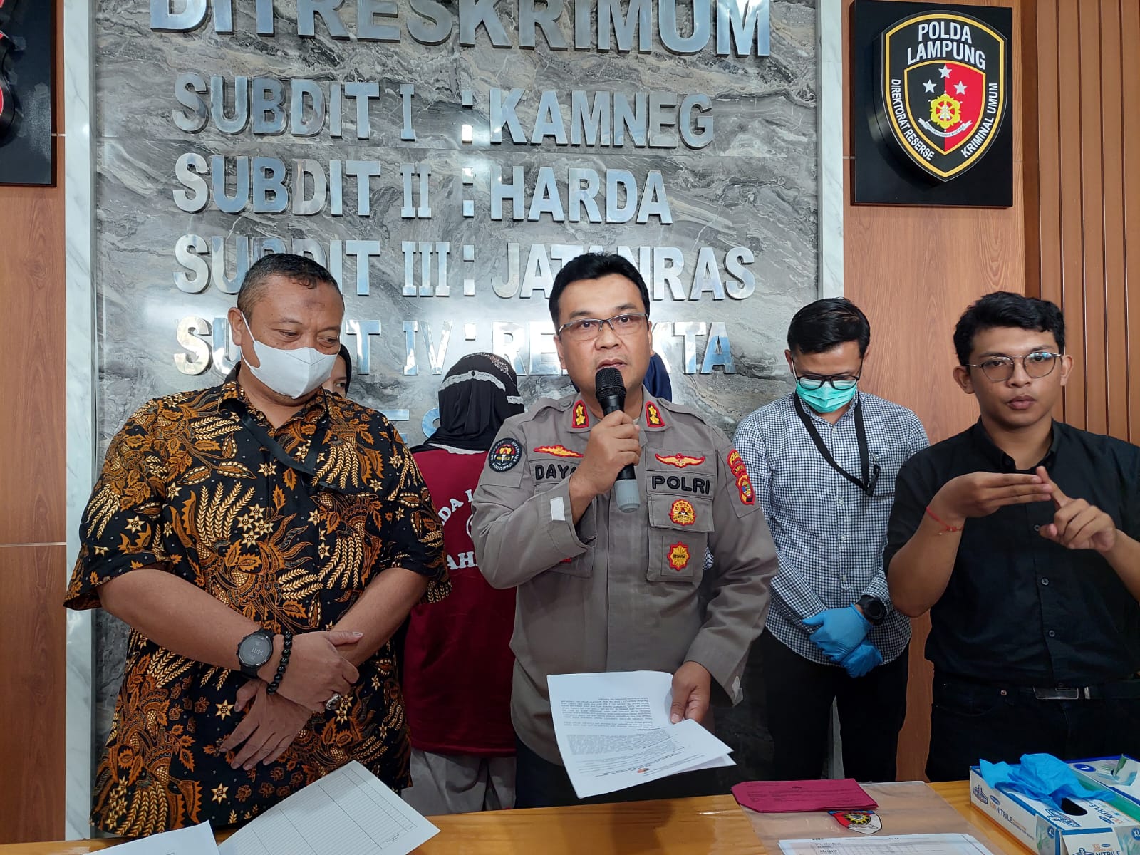 Tega tipu korbannya hingga ratusan juta Rupiah, YS, wanita asal Sleman, Calo tes masuk Polisi, diamankan Polda Lampung