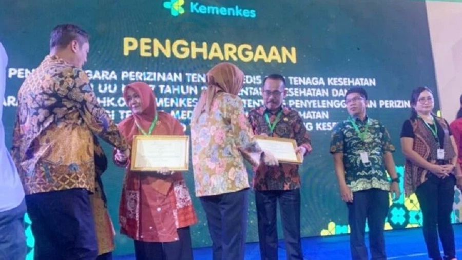 Pemkot Bandar Lampung Raih Penghargaan Penyelenggara Perizinan Tenaga Medis dan Kesehatan Terbaik