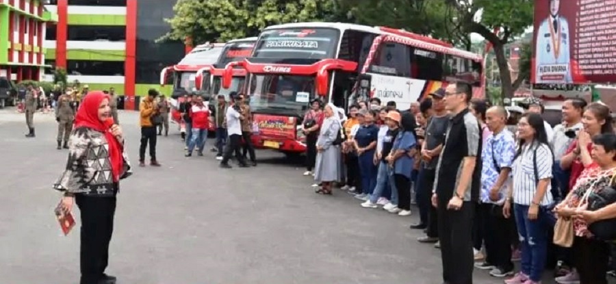 Walikota Bandar Lampung Berangkatkan Pemeluk Budha, Kristen dan Katholik Berwisata Rohani