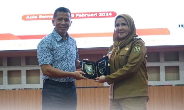 Walikota Eva Dwiana meninjau kondisi warga terdampak banjir dan memberikan bantuan bervariasi, sesuai tingkat kerusakan yang dialami warga terdampak banjir, Senin (26/2/2024).  Bantuan yang diberikan di lima kecamatan tersebut adalah Tanjungkarang Barat, Kedaton, Rajabasa, Wayhalim, dan Kedamaian. Dia mencontohkan rumah Budiman yang jebol hingga bagian kamarnya, dibantu buat perbaikannya Rp20 juta.   Walikota  Bandarlampung juga menyiapkan 500 ton beras dan dana perbaikan rumah warga, perbaikan tiga tanggul, dan lainnya senilai Rp1, 5 miliar.  Baca Juga :  Nanang Ermanto Salurkan Bantuan Bedah Rumah Untuk 10 Warga Kecamatan Katibung Jajaran Pemkot, BPBD, Damkarmat, Dinas Perhubungan, Pol PP, lurah, dan camat. Dinas Kesehatan juga membuka sembilan posko kesehatan buat warga yang kondisi fisiknya terganggu akibat banjir.   Dikatakan Walikota, banjir ini merupakan musibah yang tak hanya terjadi di  Kota Bandarlampung, tapi juga kabupaten dan Kota lainnya. Sebagian besar banjir terjadi di daerah perbatasan yang dilalui sungai.  Baca Juga :  Unila Gelar Kejurnas Pencak Silat Piala Rektor II Pemkot Bandarlampung sudah berusaha meminimalisasi dampak musim hujan dengan Program Gerebek Sungai, keruk sendimen dan sampah agar air sungai dan drainasi lancar.   “Kita sudah berusaha semaksimal mungkin menjalankan program penanggulangan banjir, tapi yang namanya musibah tak ada yang tahu kapan terjadi,” ujarnya.  Sementara itu Plt. Kepala Dinas Kesehatan Kota Bandar Lampung, Desti Mega Putri menyampaikan, tidak hanya membuka posko, ia juga telah mengintruksikan seluruh Puskesmas untuk keliling mengecek kesehatan ratusan warga yang terdampak banjir.   Baca Juga :  Nanang Ermanto Salurkan Bantuan Bedah Rumah Untuk 10 Warga Kecamatan Katibung “Kita juga siagakan ambulan untuk warga yang membutuhakan penanganan lebih lanjut,” jelasnya.  “Dinas Kesehatan Kota Bandarlampung membuka sembilan Posko kesehatan berikut tenaga kesehatan dan dokter siaga untuk melayani warga terdampak banjir pada Minggu dan Senin lalu,” terangnya.