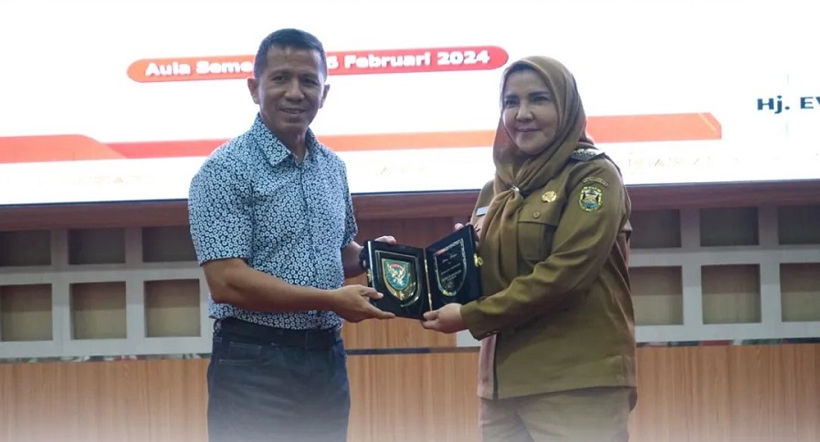 Walikota Eva Dwiana meninjau kondisi warga terdampak banjir dan memberikan bantuan bervariasi, sesuai tingkat kerusakan yang dialami warga terdampak banjir, Senin (26/2/2024).  Bantuan yang diberikan di lima kecamatan tersebut adalah Tanjungkarang Barat, Kedaton, Rajabasa, Wayhalim, dan Kedamaian. Dia mencontohkan rumah Budiman yang jebol hingga bagian kamarnya, dibantu buat perbaikannya Rp20 juta.   Walikota  Bandarlampung juga menyiapkan 500 ton beras dan dana perbaikan rumah warga, perbaikan tiga tanggul, dan lainnya senilai Rp1, 5 miliar.  Baca Juga :  Nanang Ermanto Salurkan Bantuan Bedah Rumah Untuk 10 Warga Kecamatan Katibung Jajaran Pemkot, BPBD, Damkarmat, Dinas Perhubungan, Pol PP, lurah, dan camat. Dinas Kesehatan juga membuka sembilan posko kesehatan buat warga yang kondisi fisiknya terganggu akibat banjir.   Dikatakan Walikota, banjir ini merupakan musibah yang tak hanya terjadi di  Kota Bandarlampung, tapi juga kabupaten dan Kota lainnya. Sebagian besar banjir terjadi di daerah perbatasan yang dilalui sungai.  Baca Juga :  Unila Gelar Kejurnas Pencak Silat Piala Rektor II Pemkot Bandarlampung sudah berusaha meminimalisasi dampak musim hujan dengan Program Gerebek Sungai, keruk sendimen dan sampah agar air sungai dan drainasi lancar.   “Kita sudah berusaha semaksimal mungkin menjalankan program penanggulangan banjir, tapi yang namanya musibah tak ada yang tahu kapan terjadi,” ujarnya.  Sementara itu Plt. Kepala Dinas Kesehatan Kota Bandar Lampung, Desti Mega Putri menyampaikan, tidak hanya membuka posko, ia juga telah mengintruksikan seluruh Puskesmas untuk keliling mengecek kesehatan ratusan warga yang terdampak banjir.   Baca Juga :  Nanang Ermanto Salurkan Bantuan Bedah Rumah Untuk 10 Warga Kecamatan Katibung “Kita juga siagakan ambulan untuk warga yang membutuhakan penanganan lebih lanjut,” jelasnya.  “Dinas Kesehatan Kota Bandarlampung membuka sembilan Posko kesehatan berikut tenaga kesehatan dan dokter siaga untuk melayani warga terdampak banjir pada Minggu dan Senin lalu,” terangnya.