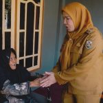 Walikota Berikan Bantuan Kursi Roda Ke Warga Panjang
