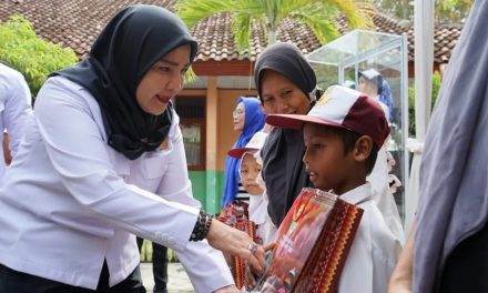 Walikota Bandar Lampung Serahkan Bantuan Perlengkapan Sekolah Untuk Siswa SD-SMP