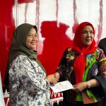 Walikota Eva Dwiana Serahkan Bantuan Korban Kebakaran