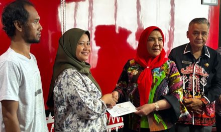 Walikota Eva Dwiana Serahkan Bantuan Korban Kebakaran